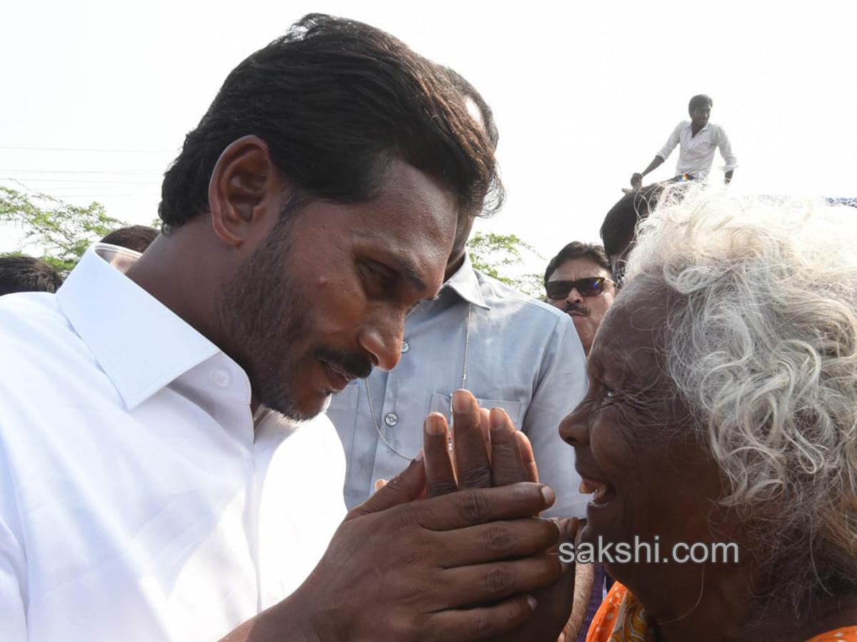 ys jagan mohan reddy cake cutting sakshi 10th anniversary - Sakshi12