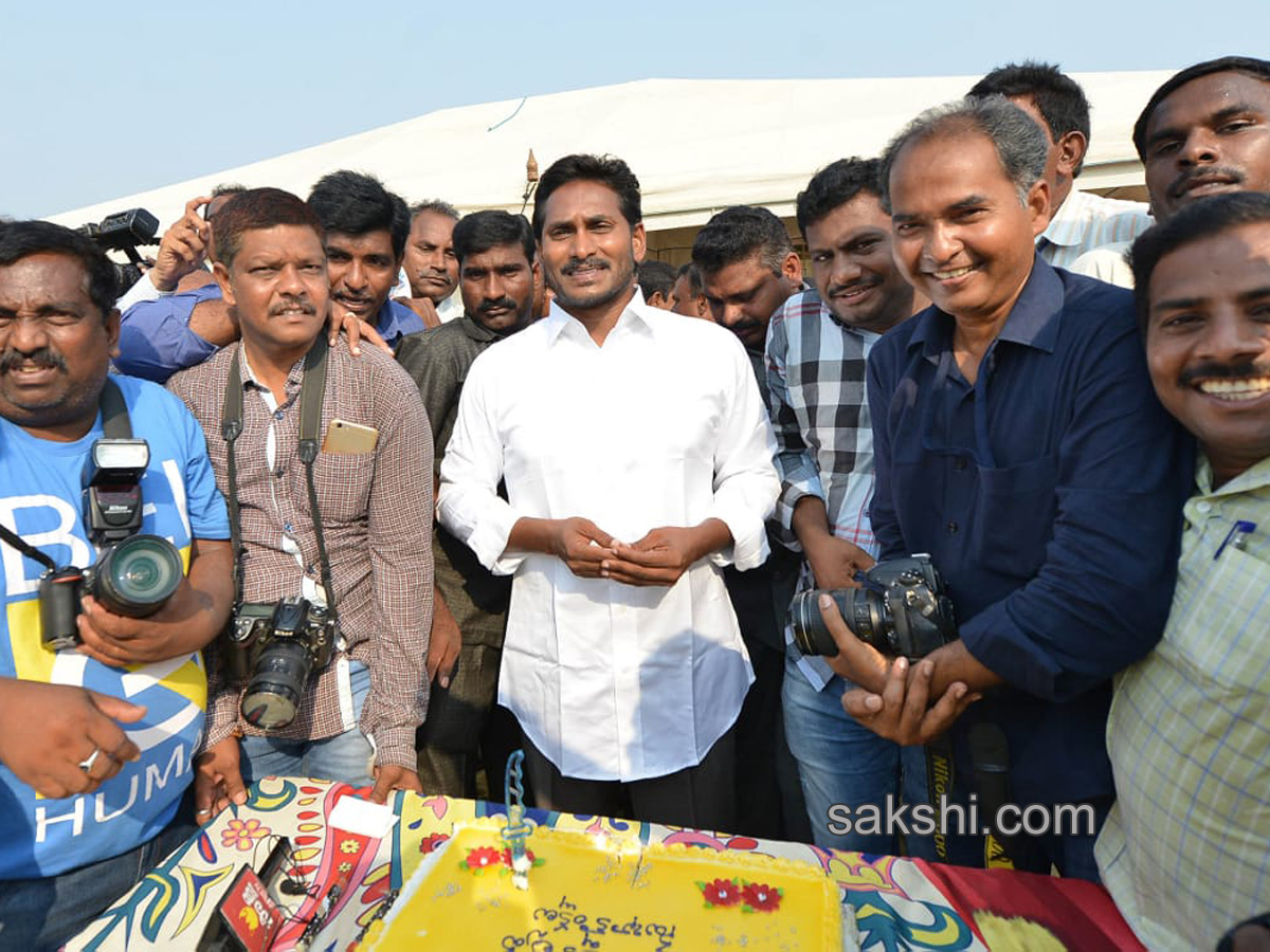 ys jagan mohan reddy cake cutting sakshi 10th anniversary - Sakshi16