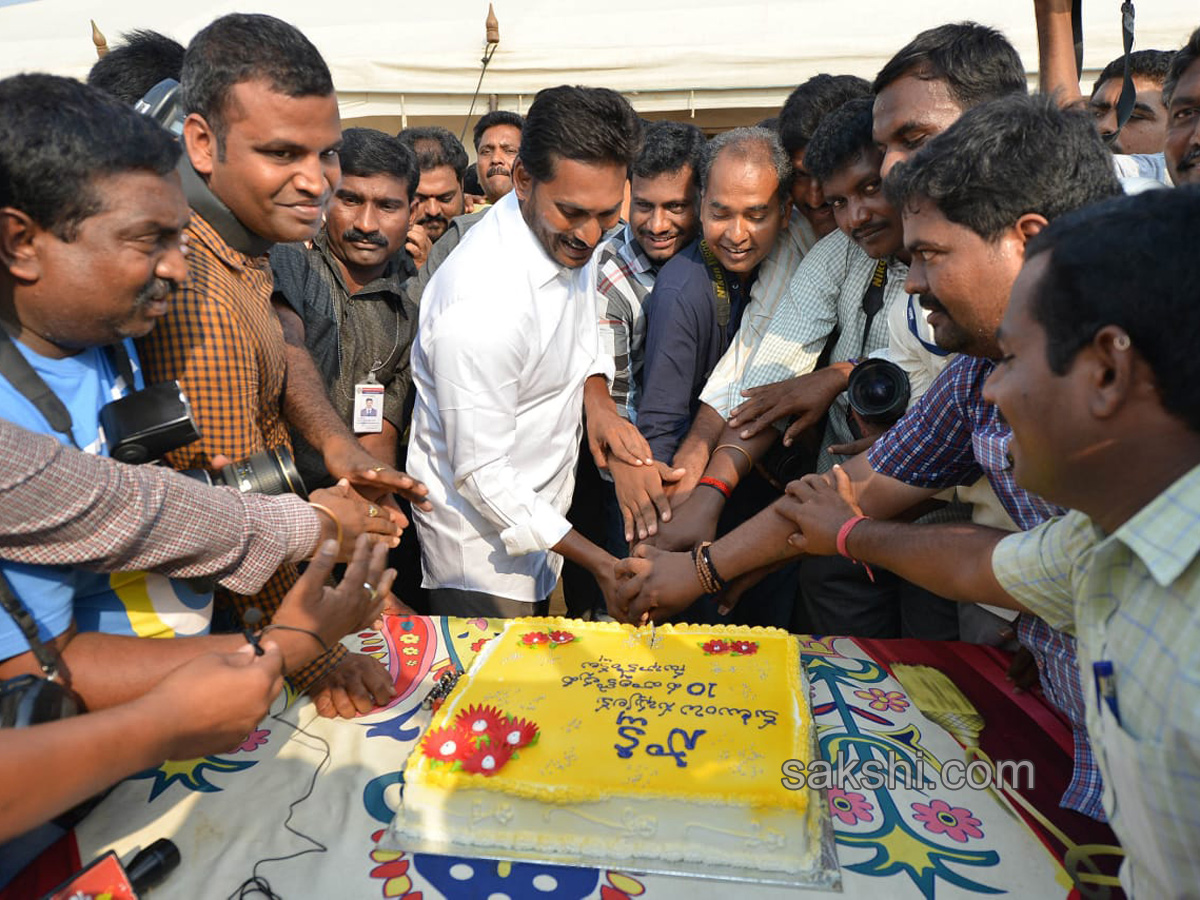 ys jagan mohan reddy cake cutting sakshi 10th anniversary - Sakshi2