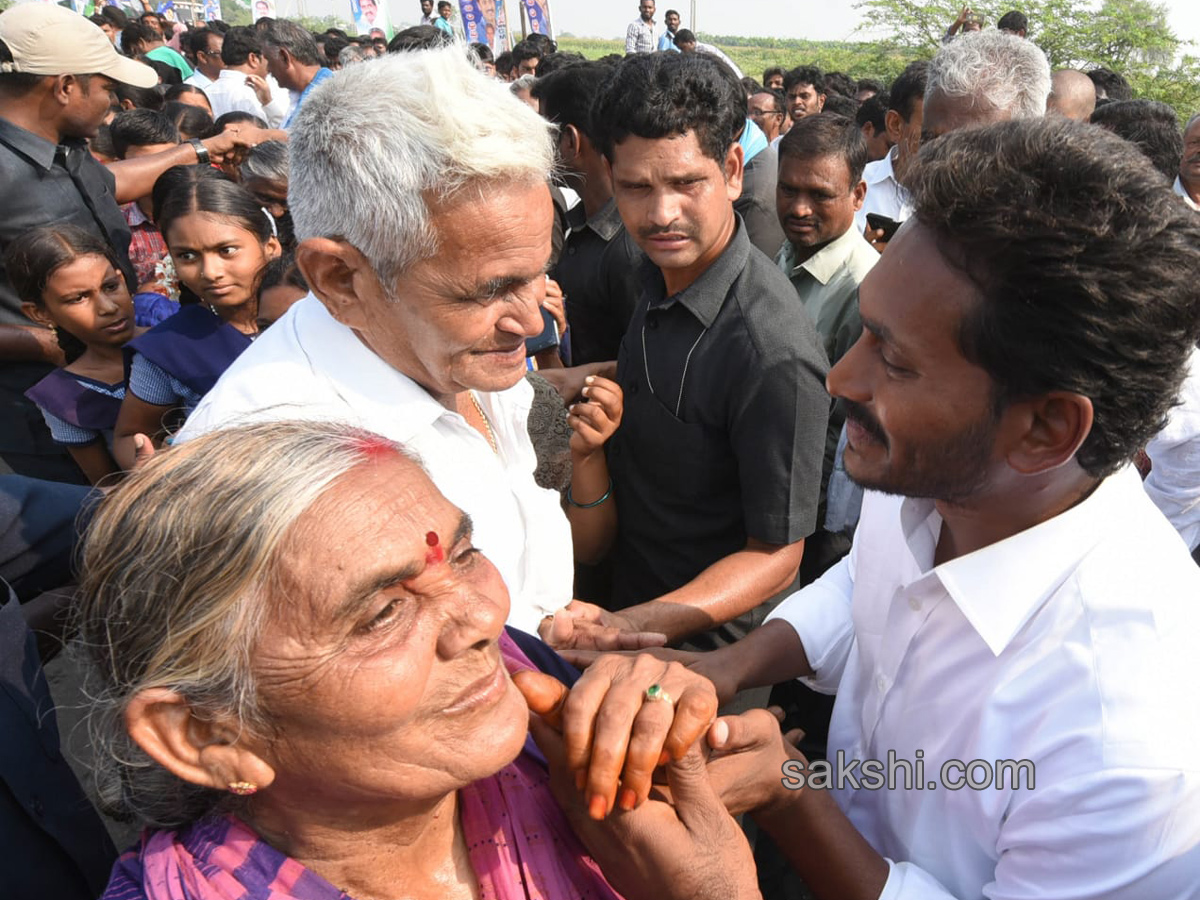 ys jagan mohan reddy cake cutting sakshi 10th anniversary - Sakshi7