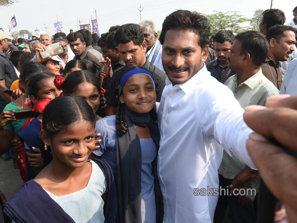 ys jagan mohan reddy cake cutting sakshi 10th anniversary - Sakshi8