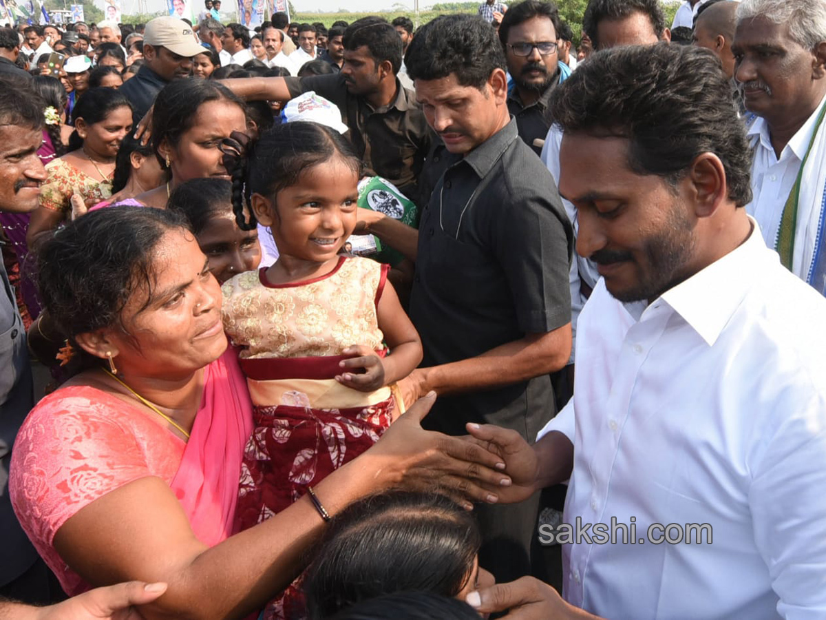 ys jagan mohan reddy cake cutting sakshi 10th anniversary - Sakshi9