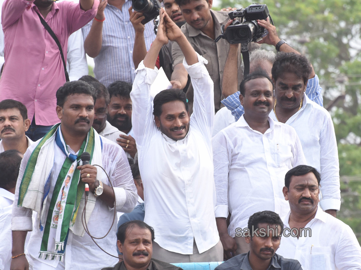 YS Jagan PrajaSankalpaYatra day 123 ends - Sakshi3