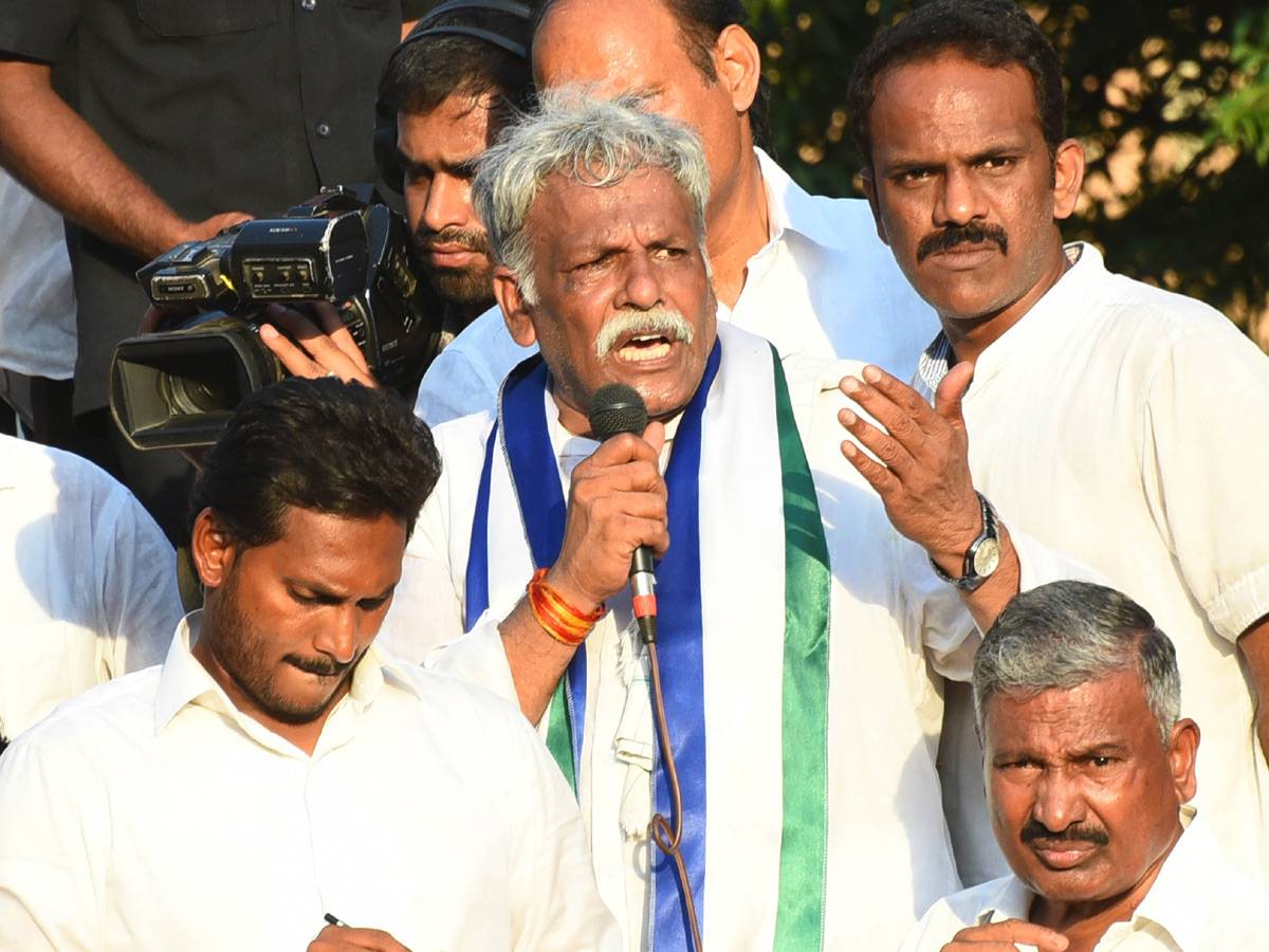 YS Jagan PrajaSankalpaYatra Day 136 ends - Sakshi10