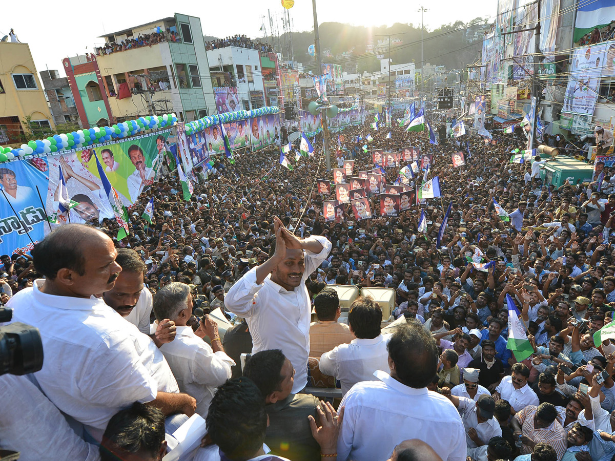 YS Jagan PrajaSankalpaYatra Day 136 ends - Sakshi15