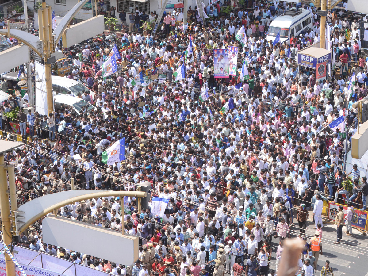 YS Jagan PrajaSankalpaYatra Day 136 ends - Sakshi3