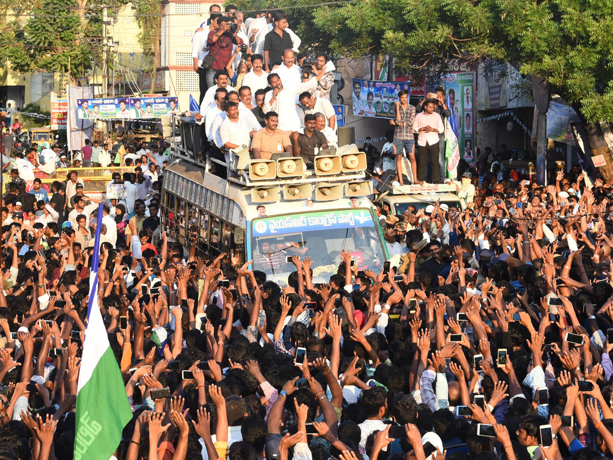YS Jagan PrajaSankalpaYatra Day 136 ends - Sakshi4