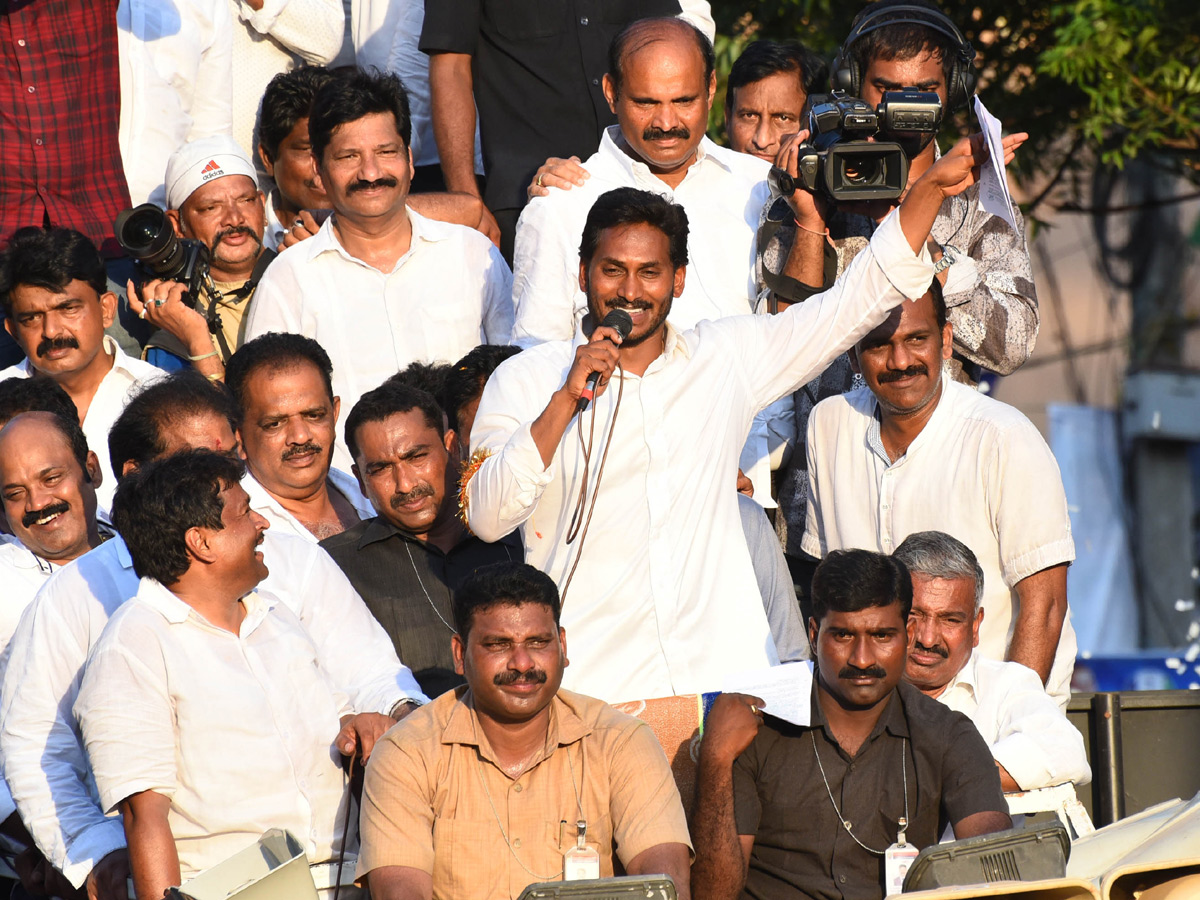 YS Jagan PrajaSankalpaYatra Day 136 ends - Sakshi5