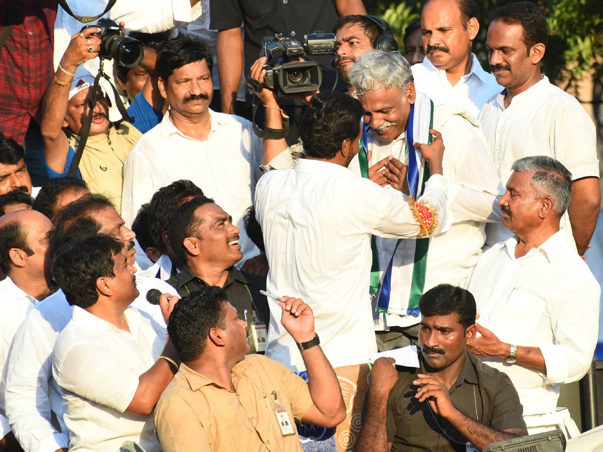 YS Jagan PrajaSankalpaYatra Day 136 ends - Sakshi6