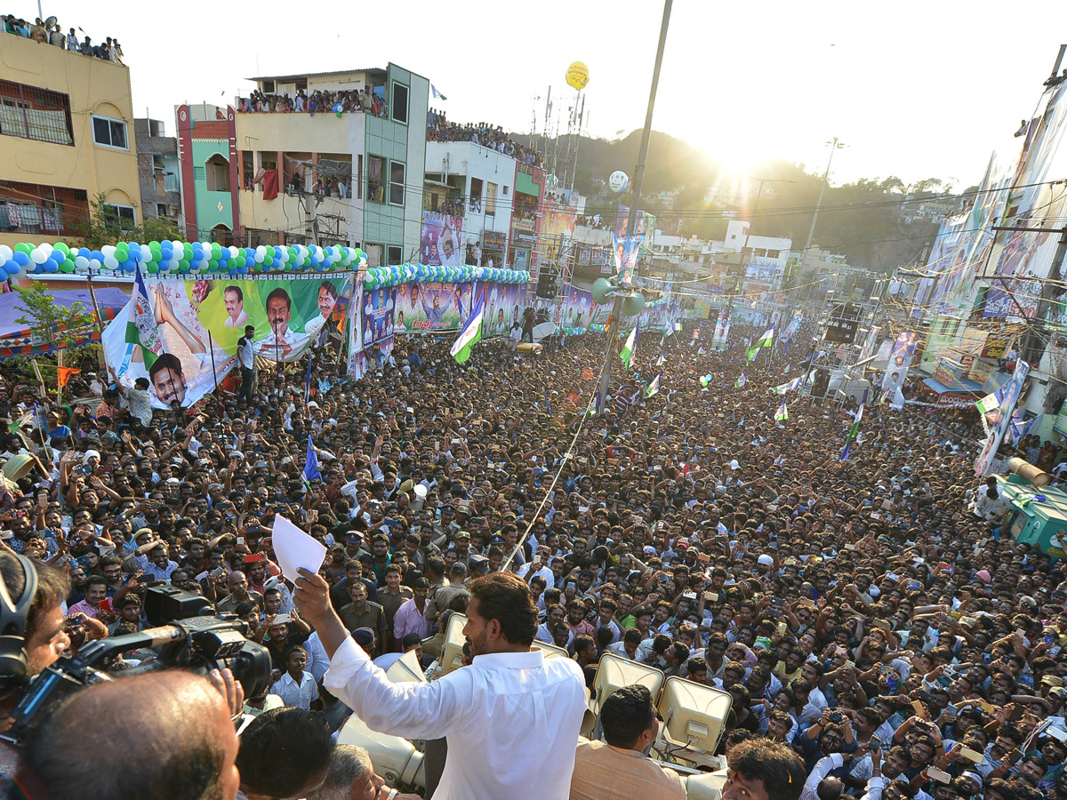 YS Jagan PrajaSankalpaYatra Day 136 ends - Sakshi7