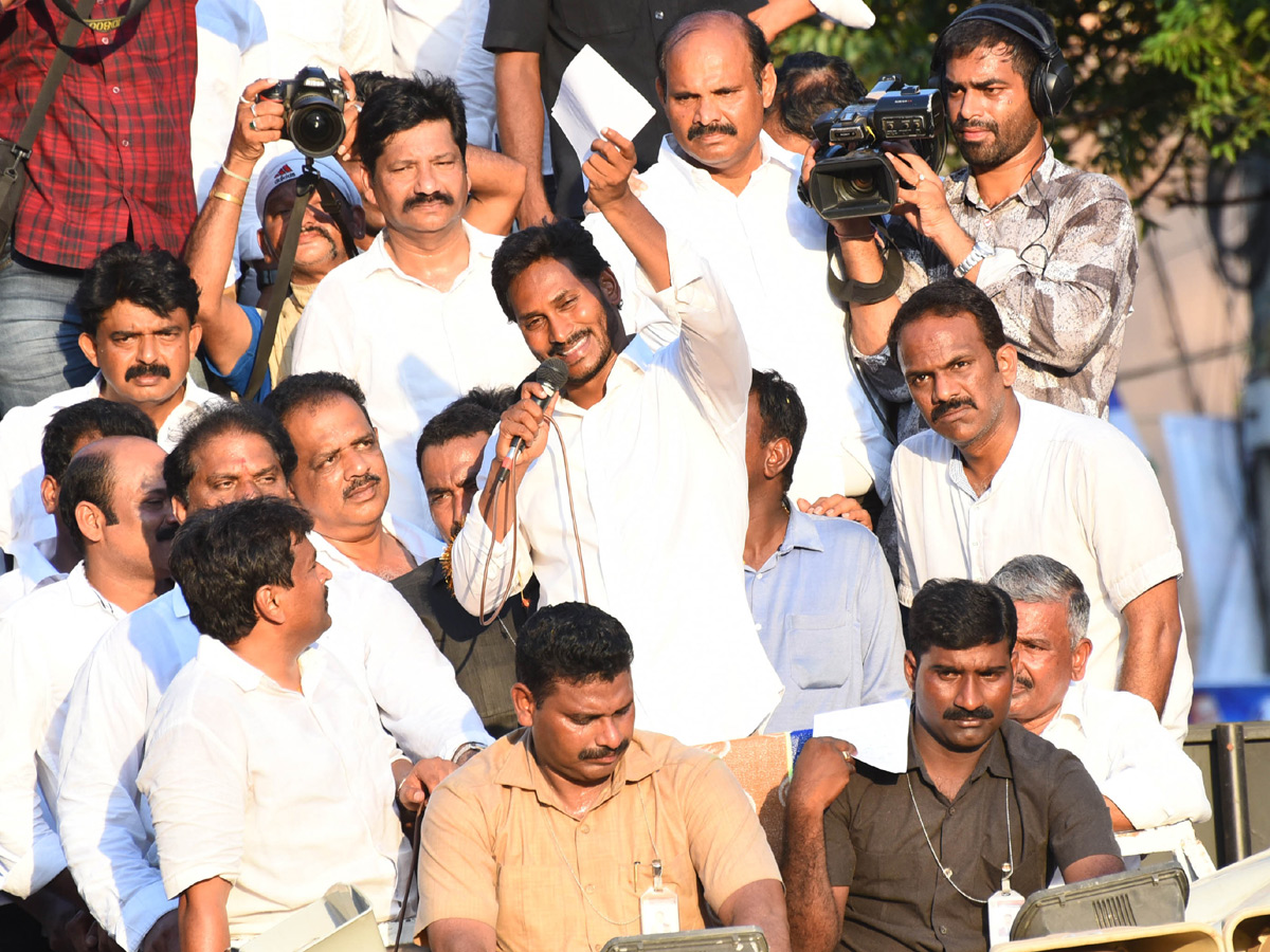 YS Jagan PrajaSankalpaYatra Day 136 ends - Sakshi8
