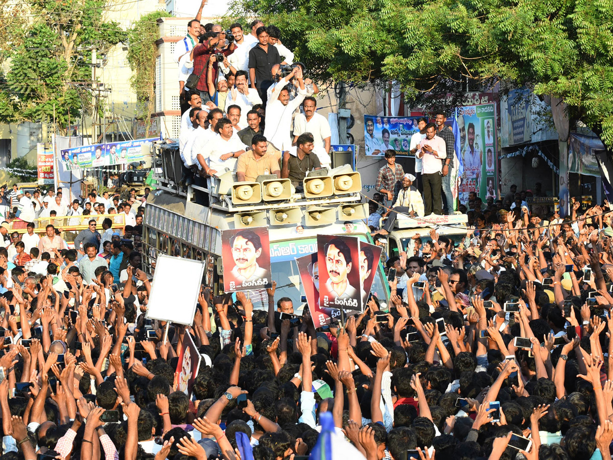 YS Jagan PrajaSankalpaYatra Day 136 ends - Sakshi9
