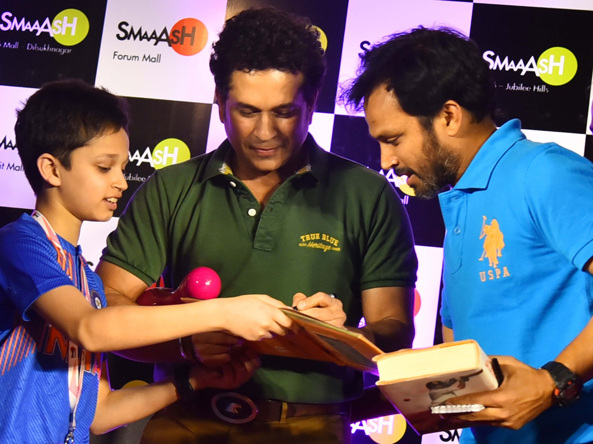 Sachin Tendulkar at Forum Mall Hyderabad - Sakshi1