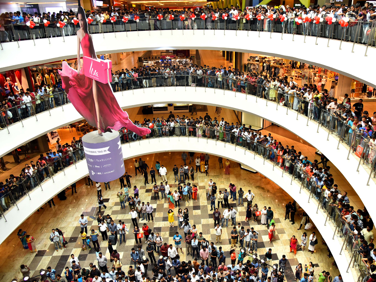Sachin Tendulkar at Forum Mall Hyderabad - Sakshi3