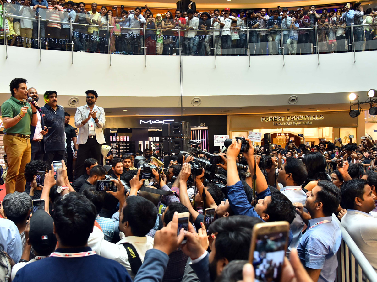 Sachin Tendulkar at Forum Mall Hyderabad - Sakshi5