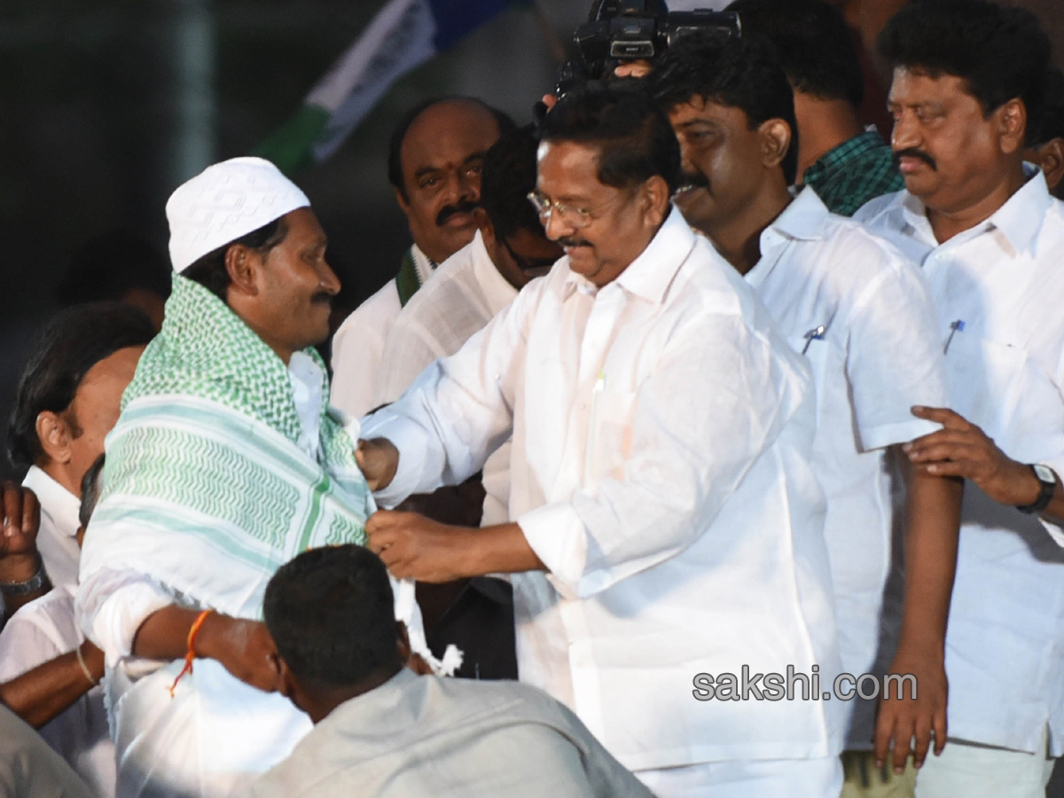 YS Jagan PrajaSankalpaYatra 150th day end Photo Gallery - Sakshi16