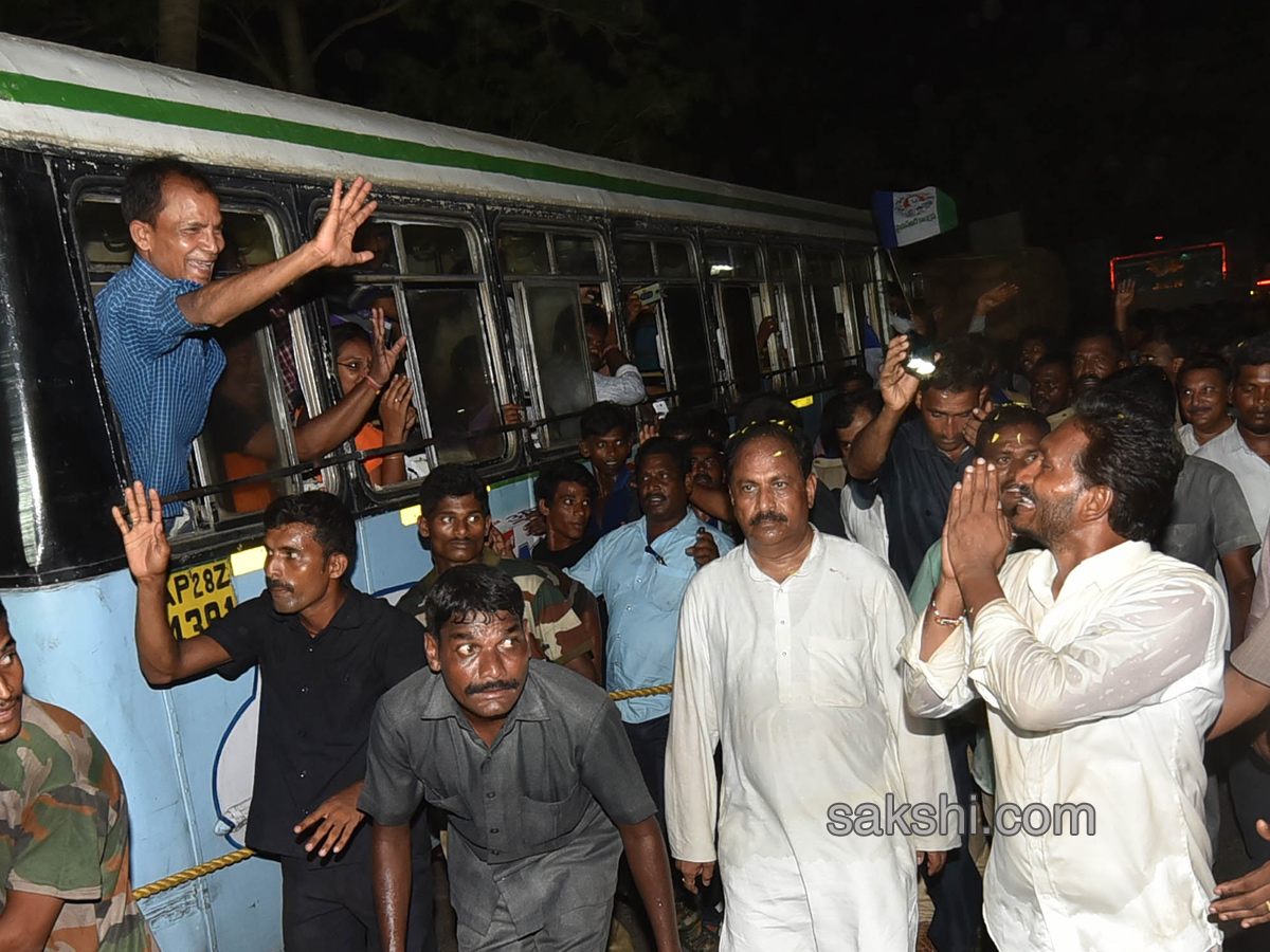 YS Jagan PrajaSankalpaYatra 167th day ends - Sakshi16