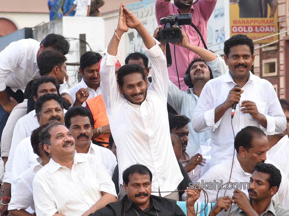 YS Jagan PrajaSankalpaYatra 167th day ends - Sakshi8