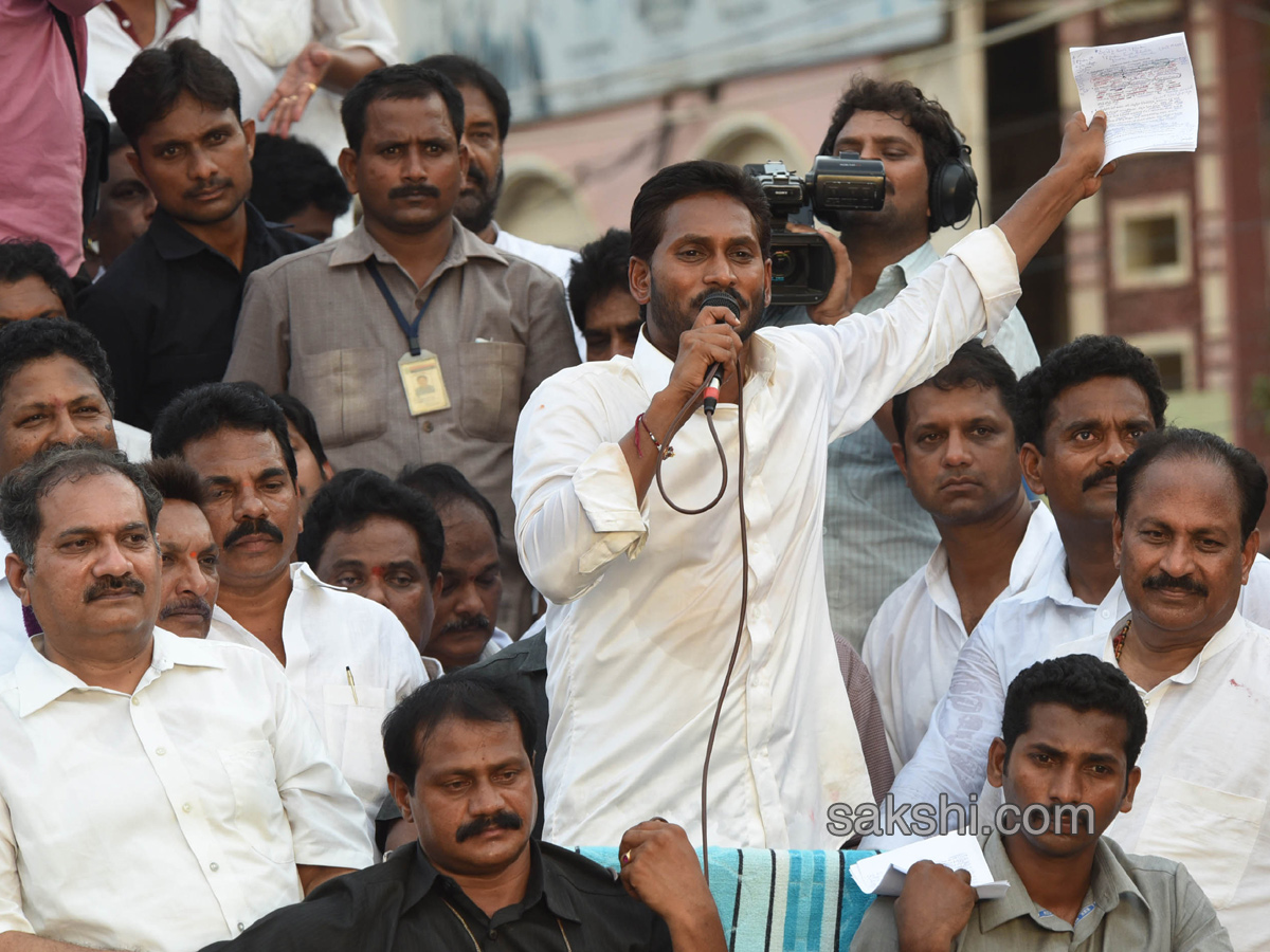 YS Jagan PrajaSankalpaYatra 167th day ends - Sakshi9
