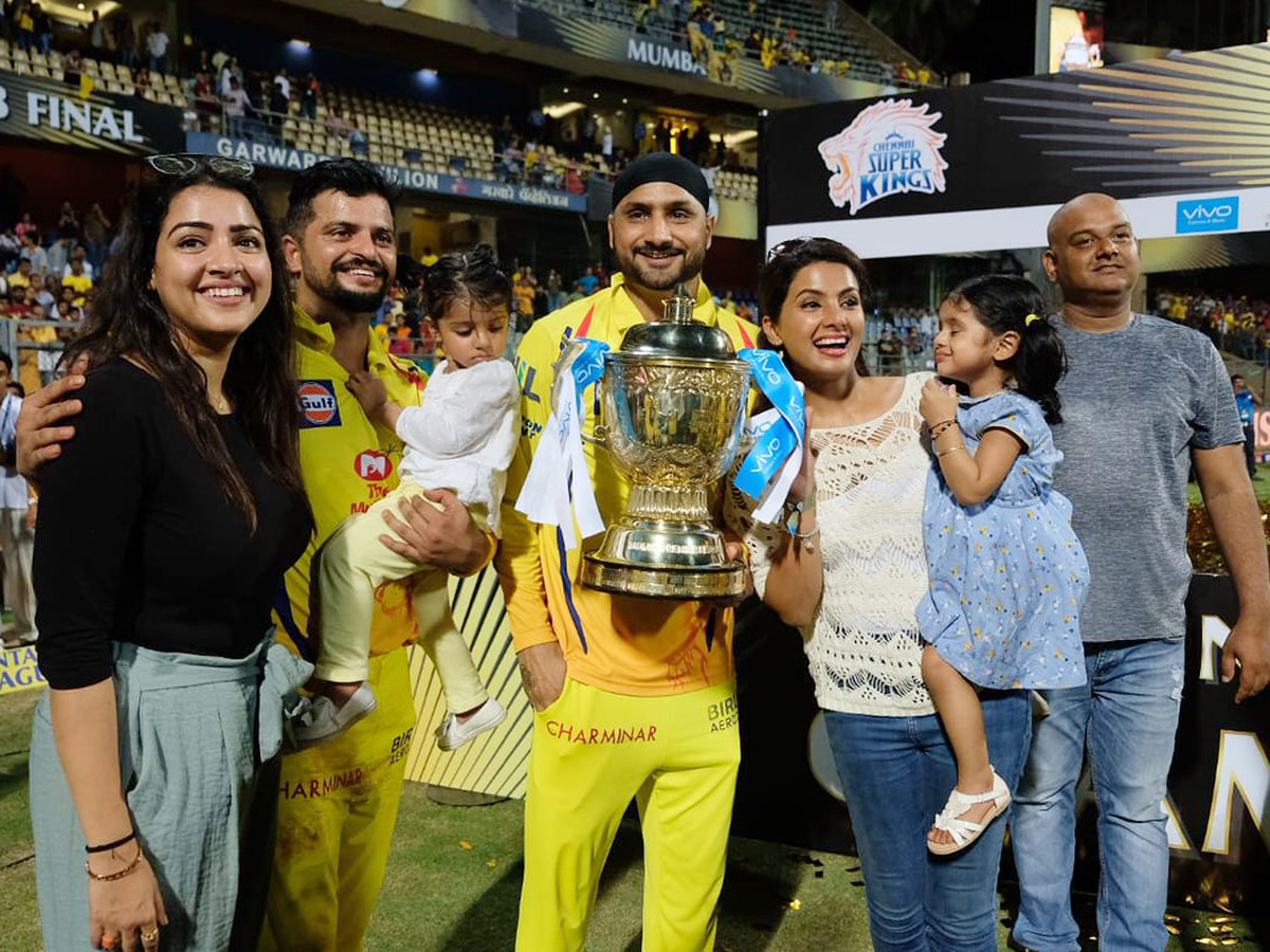 CSK Team Players Celebration with IPL 2018 Trophy Photo Gallery - Sakshi1