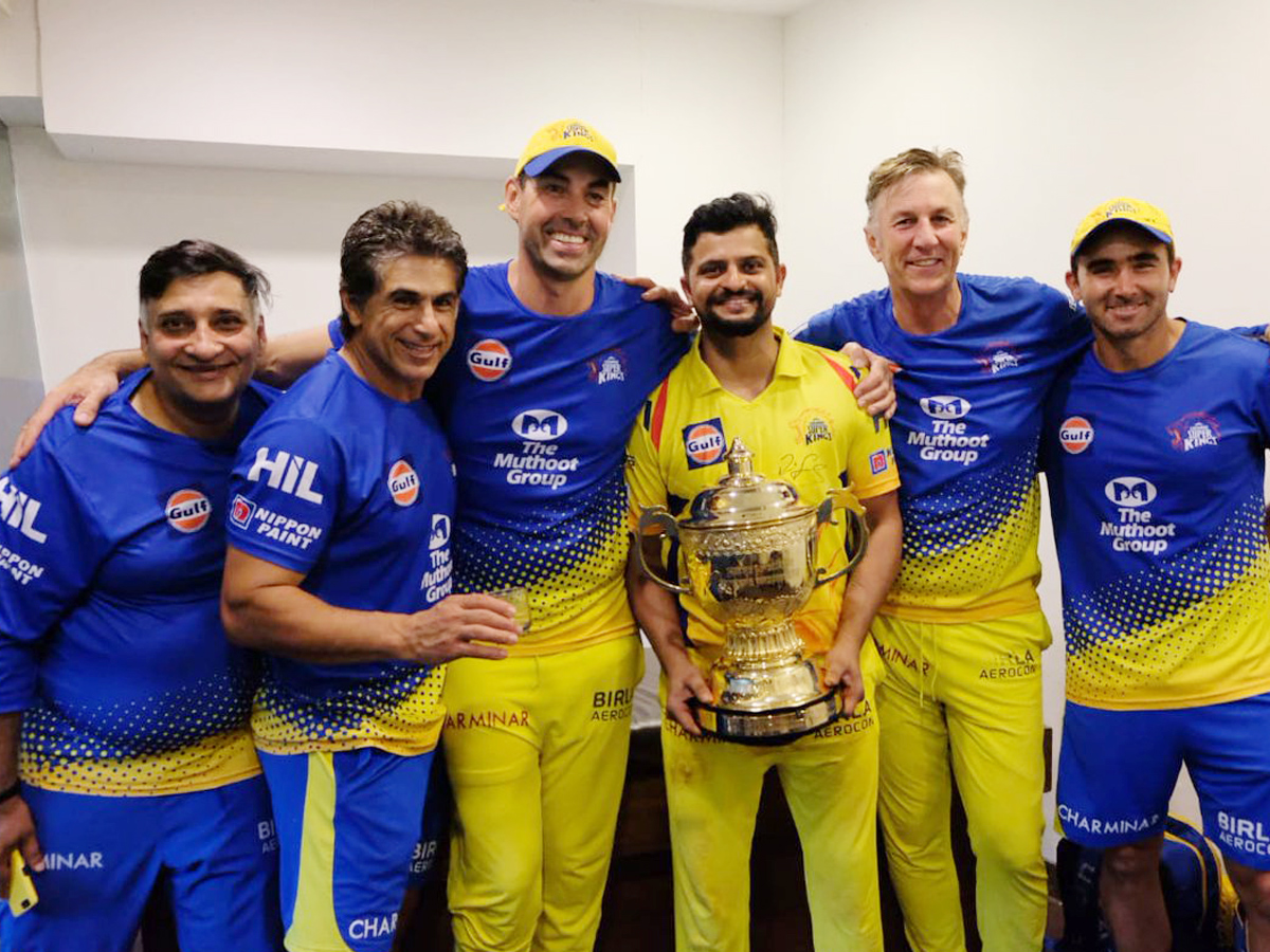 CSK Team Players Celebration with IPL 2018 Trophy Photo Gallery - Sakshi10