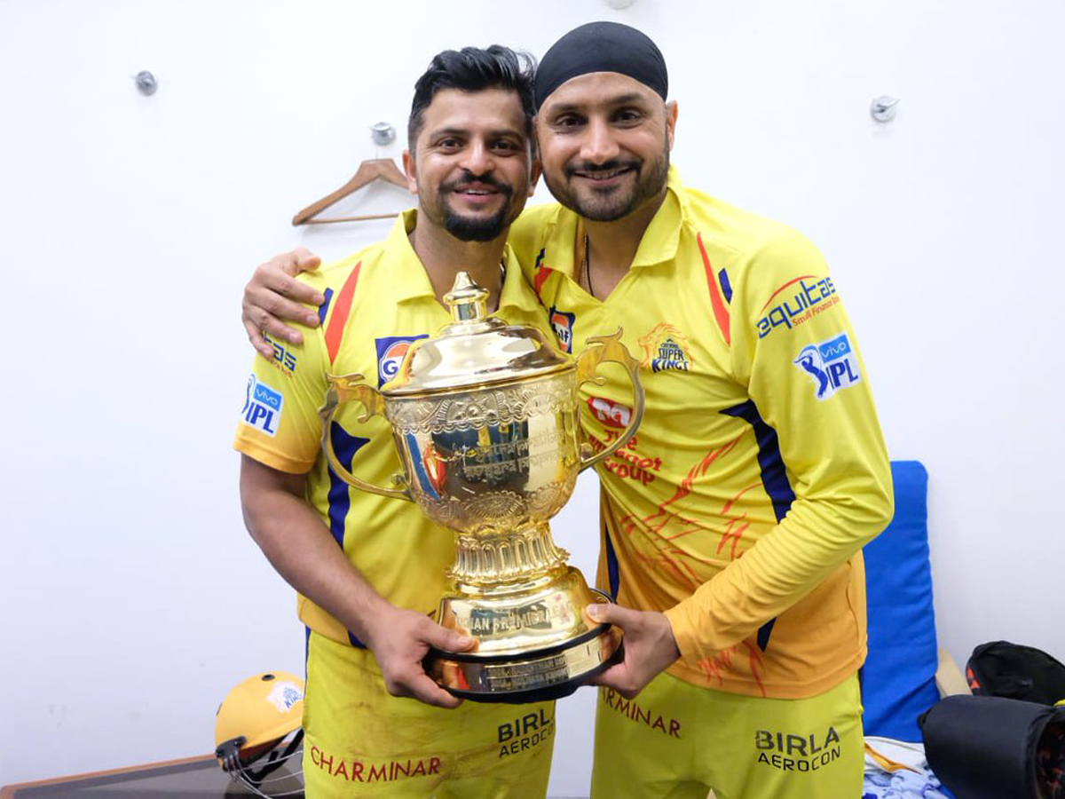 CSK Team Players Celebration with IPL 2018 Trophy Photo Gallery - Sakshi11