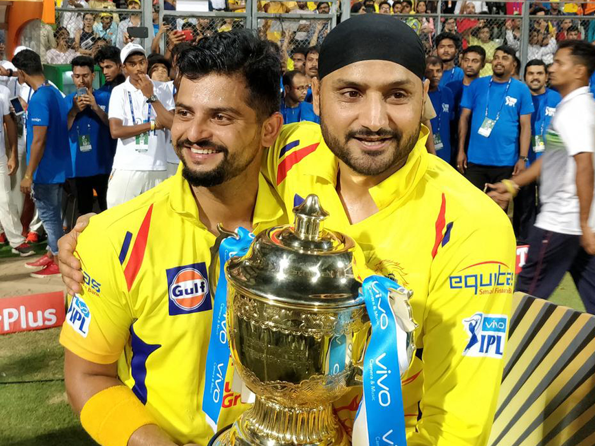 CSK Team Players Celebration with IPL 2018 Trophy Photo Gallery - Sakshi15