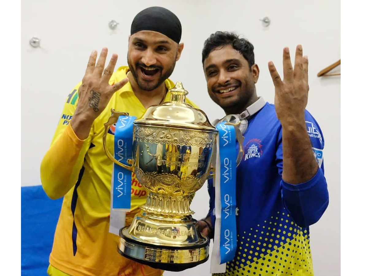 CSK Team Players Celebration with IPL 2018 Trophy Photo Gallery - Sakshi3