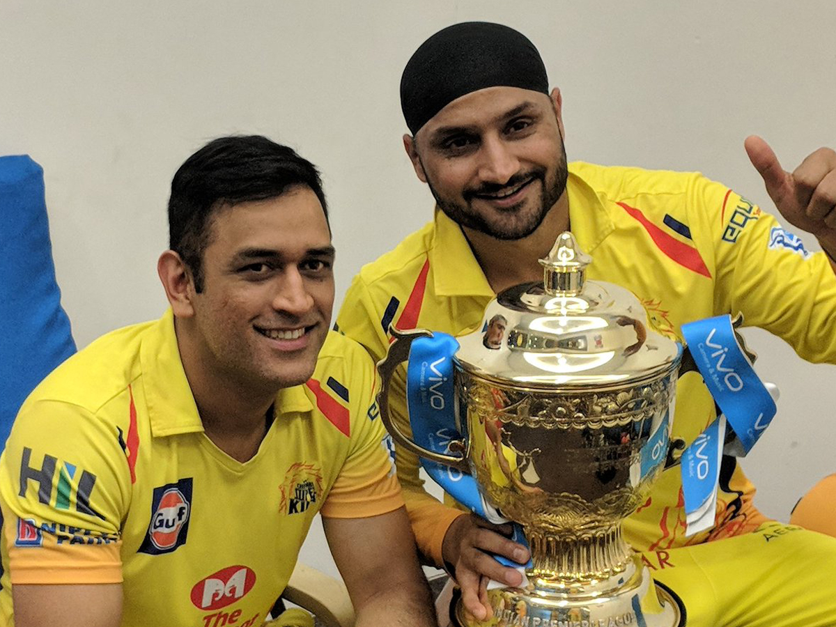 CSK Team Players Celebration with IPL 2018 Trophy Photo Gallery - Sakshi5