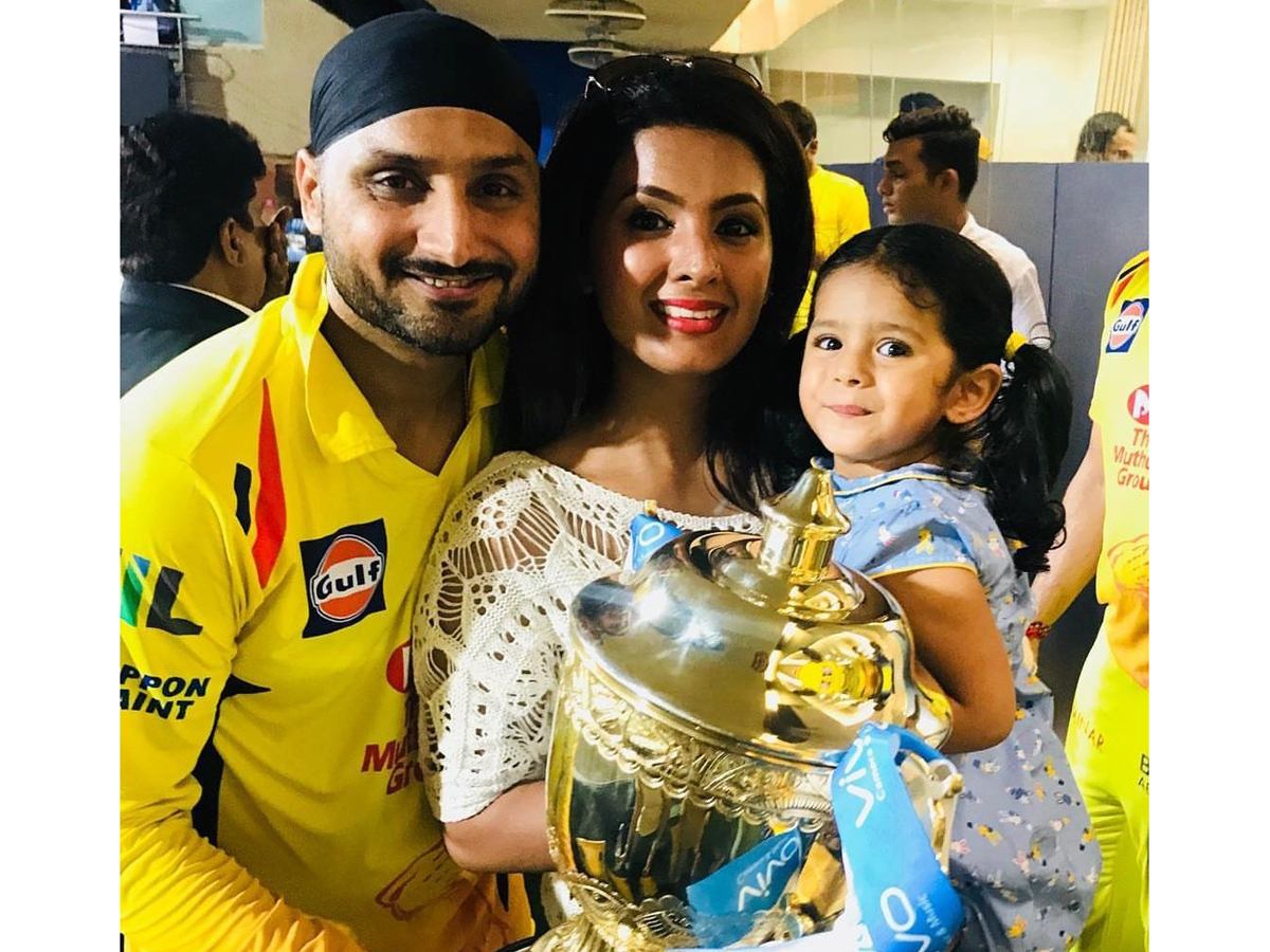 CSK Team Players Celebration with IPL 2018 Trophy Photo Gallery - Sakshi7