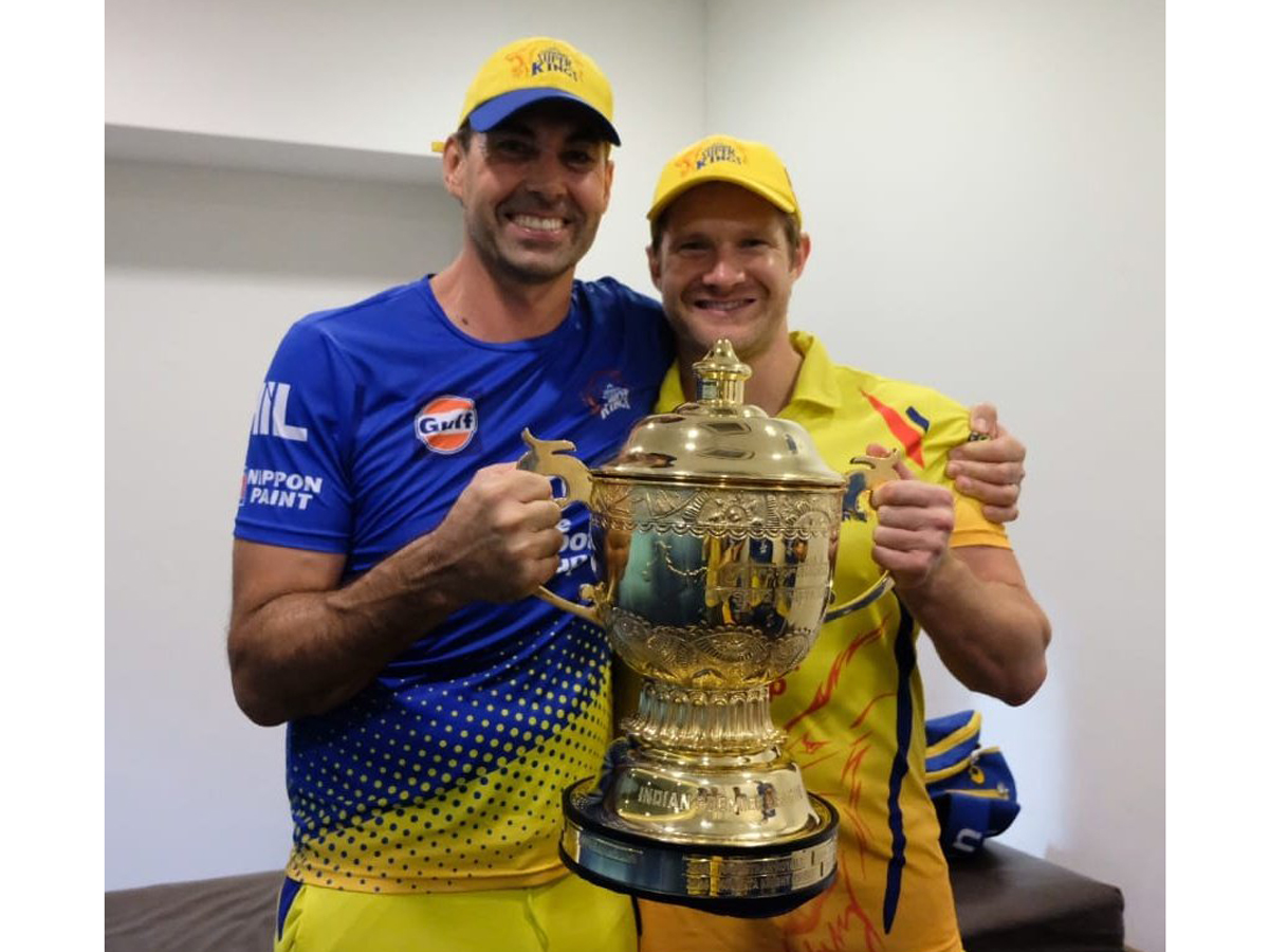 CSK Team Players Celebration with IPL 2018 Trophy Photo Gallery - Sakshi9