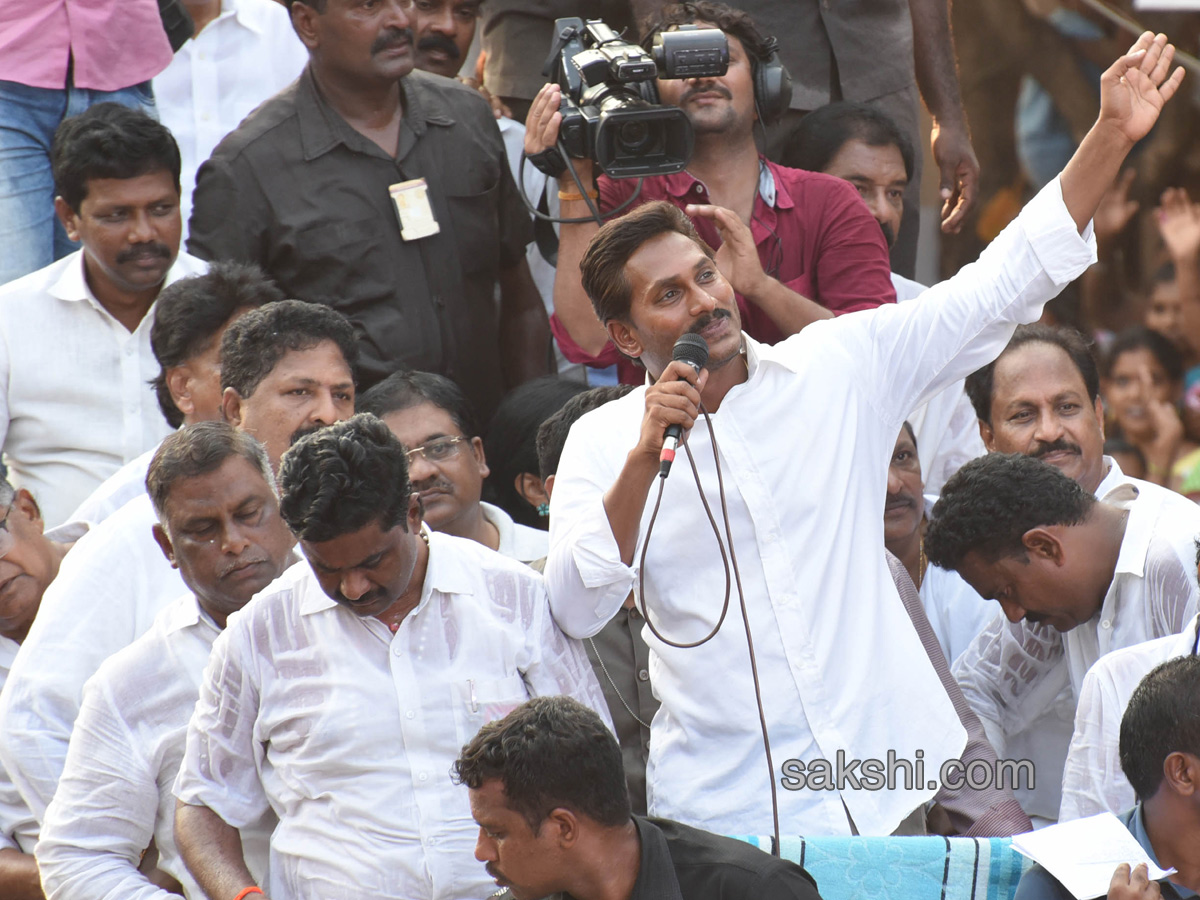 Ys Jagan Mohan Reddy Padayatra day 177 photos palakollu - Sakshi11