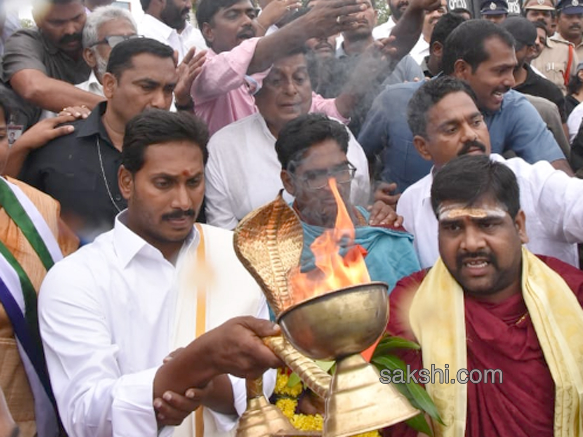 Ys Jagan Mohan Reddy Worship Kovvuru Gospada Temple Photo Gallery - Sakshi1