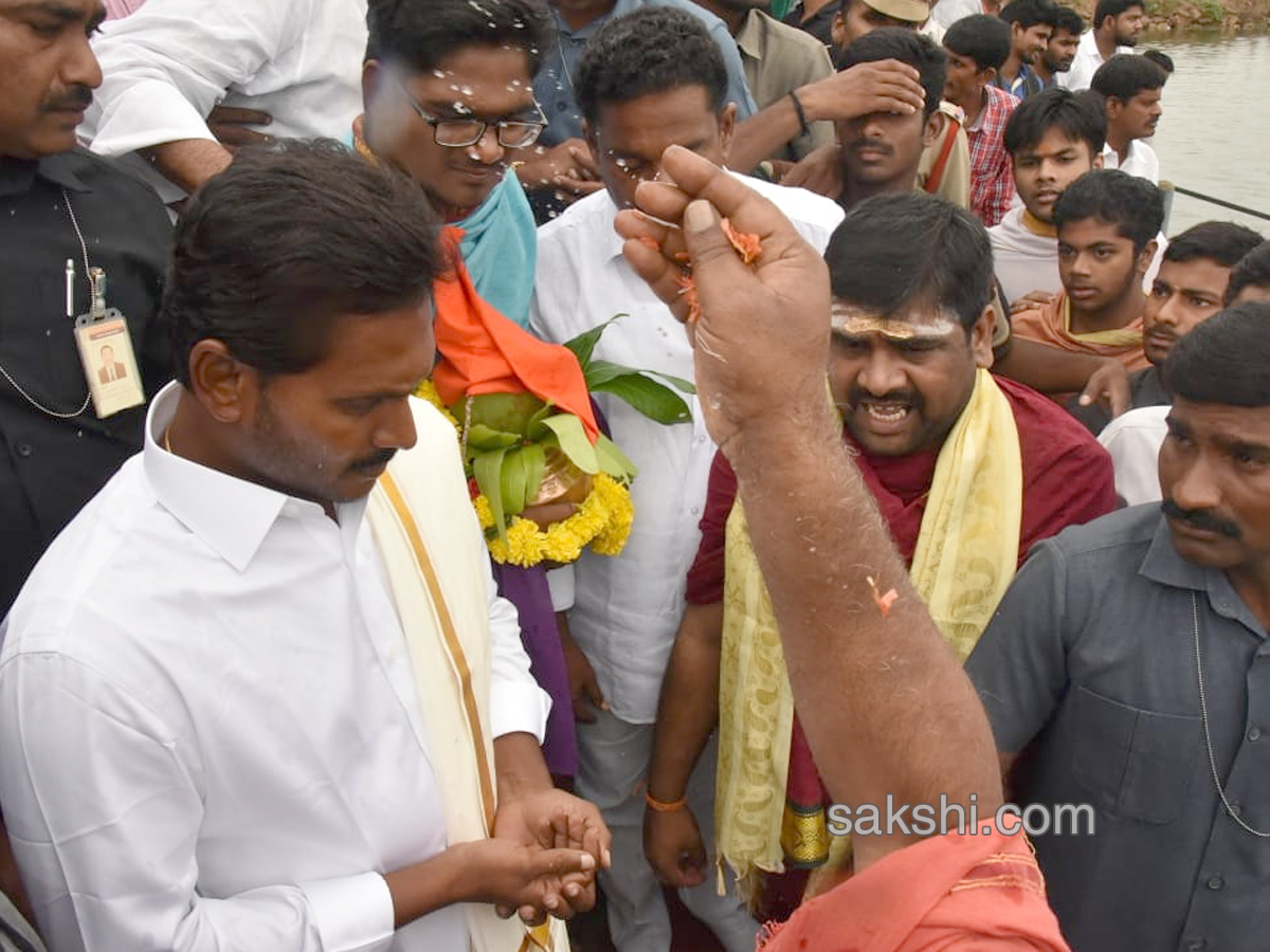Ys Jagan Mohan Reddy Worship Kovvuru Gospada Temple Photo Gallery - Sakshi2