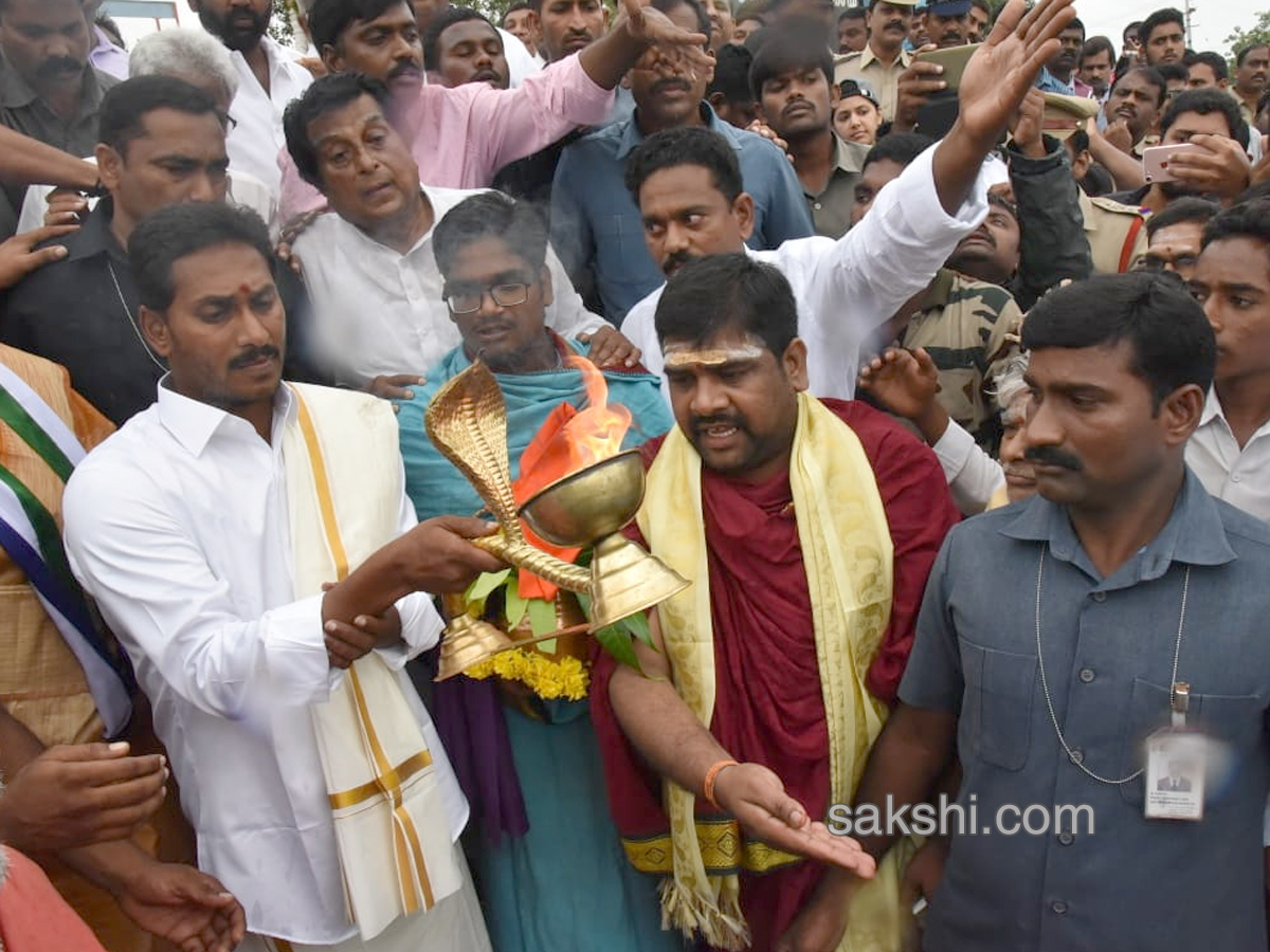 Ys Jagan Mohan Reddy Worship Kovvuru Gospada Temple Photo Gallery - Sakshi5