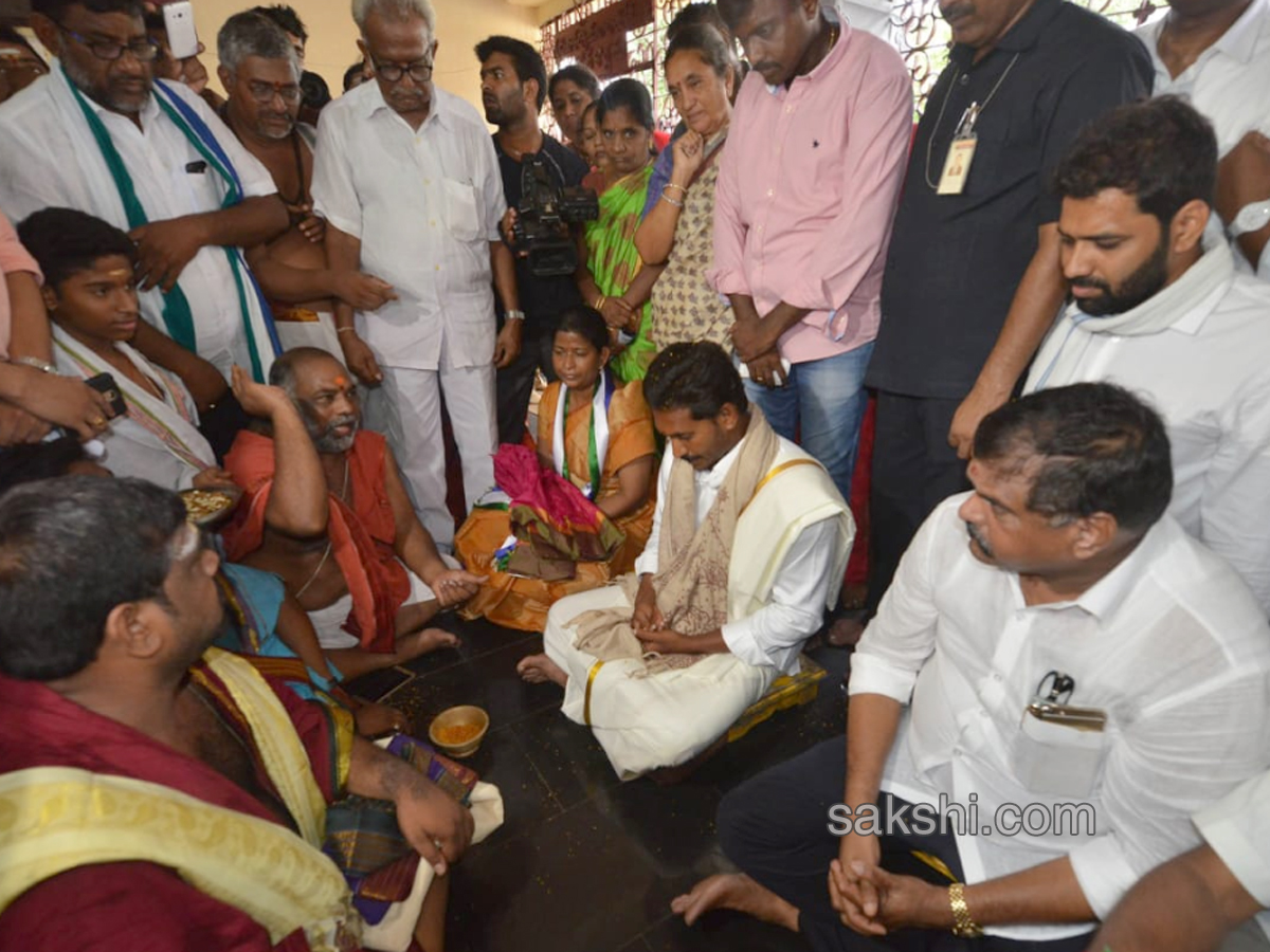 Ys Jagan Mohan Reddy Worship Kovvuru Gospada Temple Photo Gallery - Sakshi6