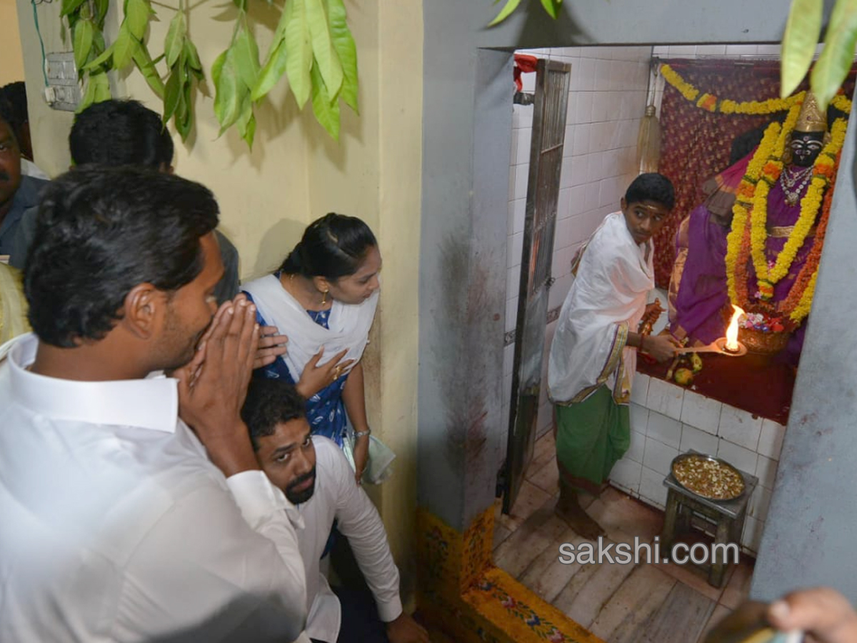 Ys Jagan Mohan Reddy Worship Kovvuru Gospada Temple Photo Gallery - Sakshi7