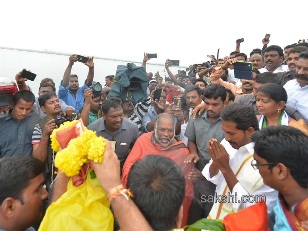 Ys Jagan Mohan Reddy Worship Kovvuru Gospada Temple Photo Gallery - Sakshi8