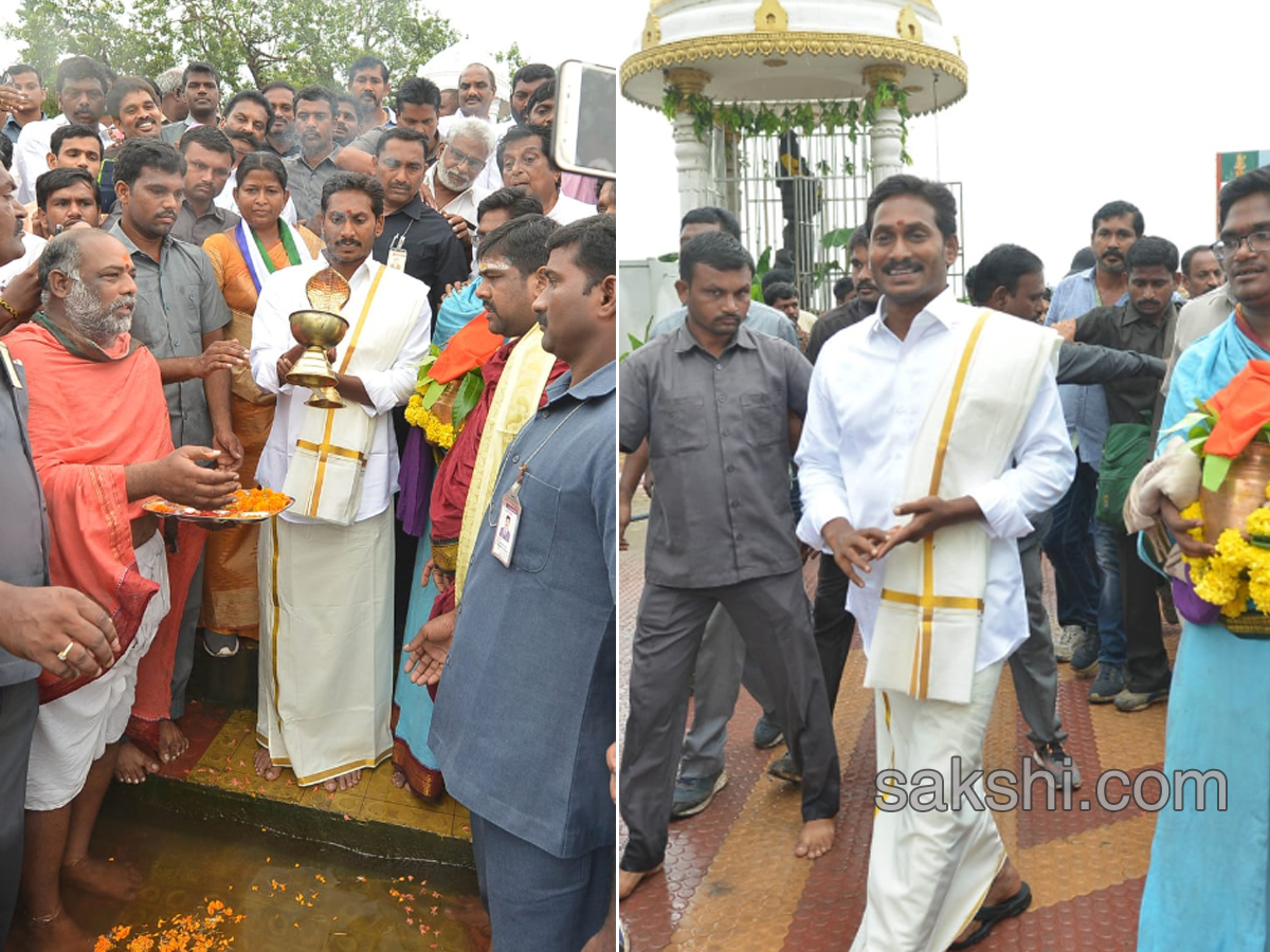 Ys Jagan Mohan Reddy Worship Kovvuru Gospada Temple Photo Gallery - Sakshi9