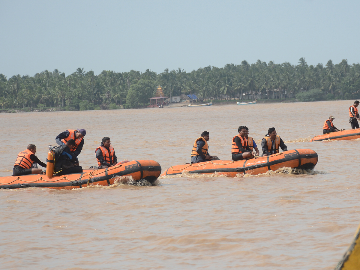 Boat Accident at Yanam Photo Gallery - Sakshi1