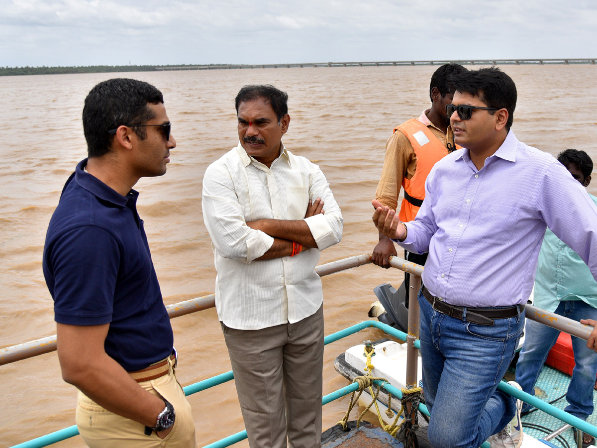 Boat Accident at Yanam Photo Gallery - Sakshi12