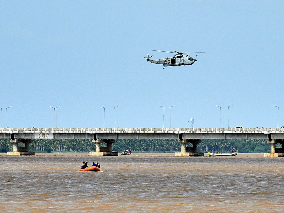 Boat Accident at Yanam Photo Gallery - Sakshi17