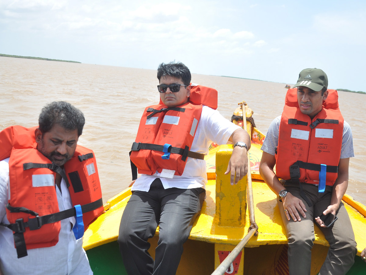 Boat Accident at Yanam Photo Gallery - Sakshi21