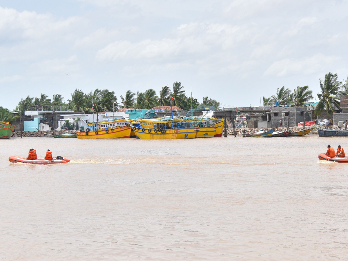 Boat Accident at Yanam Photo Gallery - Sakshi23