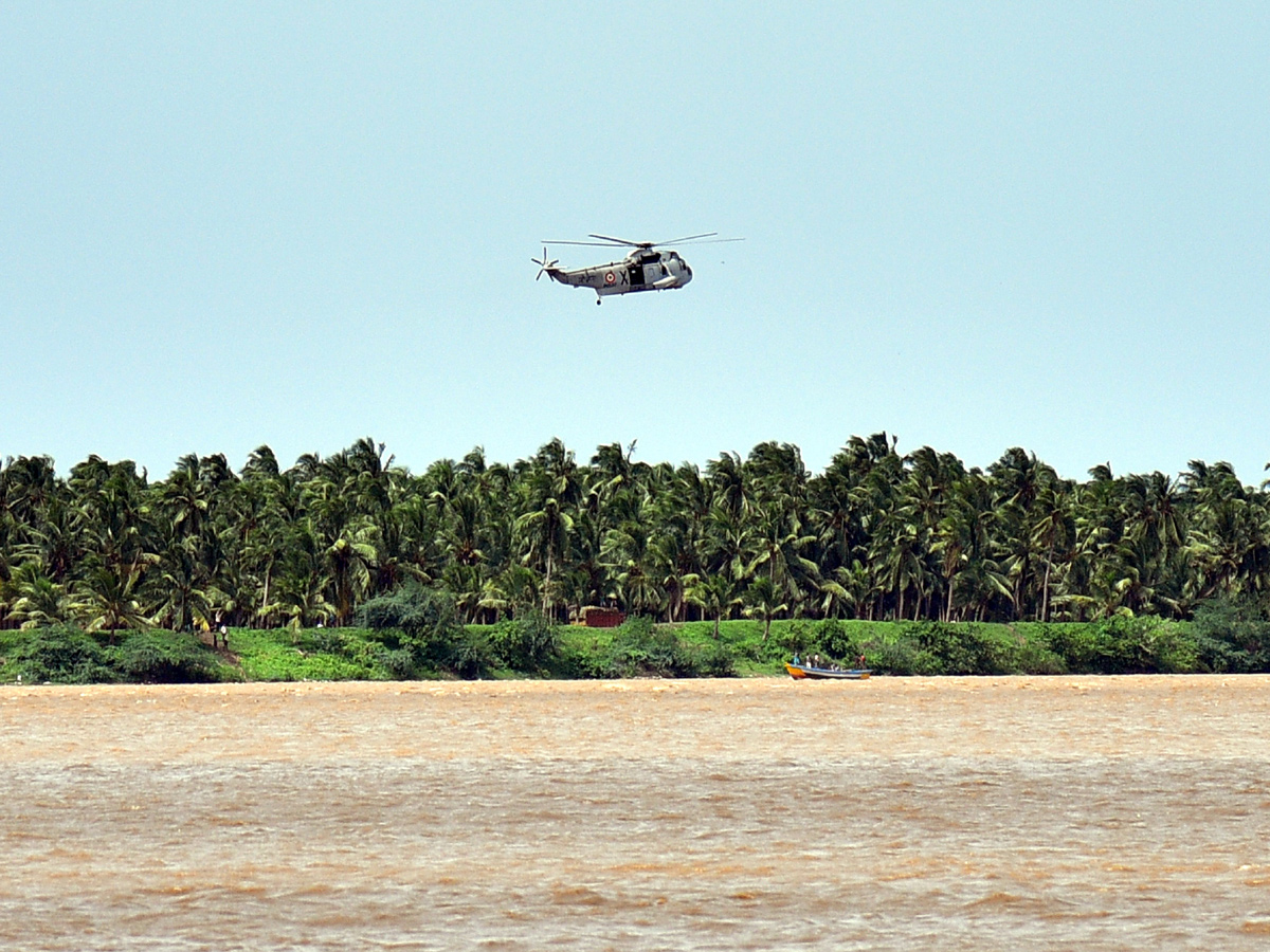 Boat Accident at Yanam Photo Gallery - Sakshi3