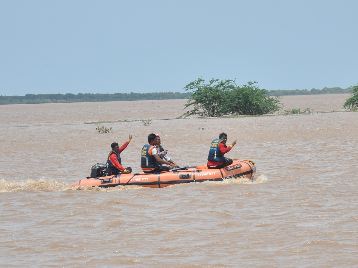 Boat Accident at Yanam Photo Gallery - Sakshi8