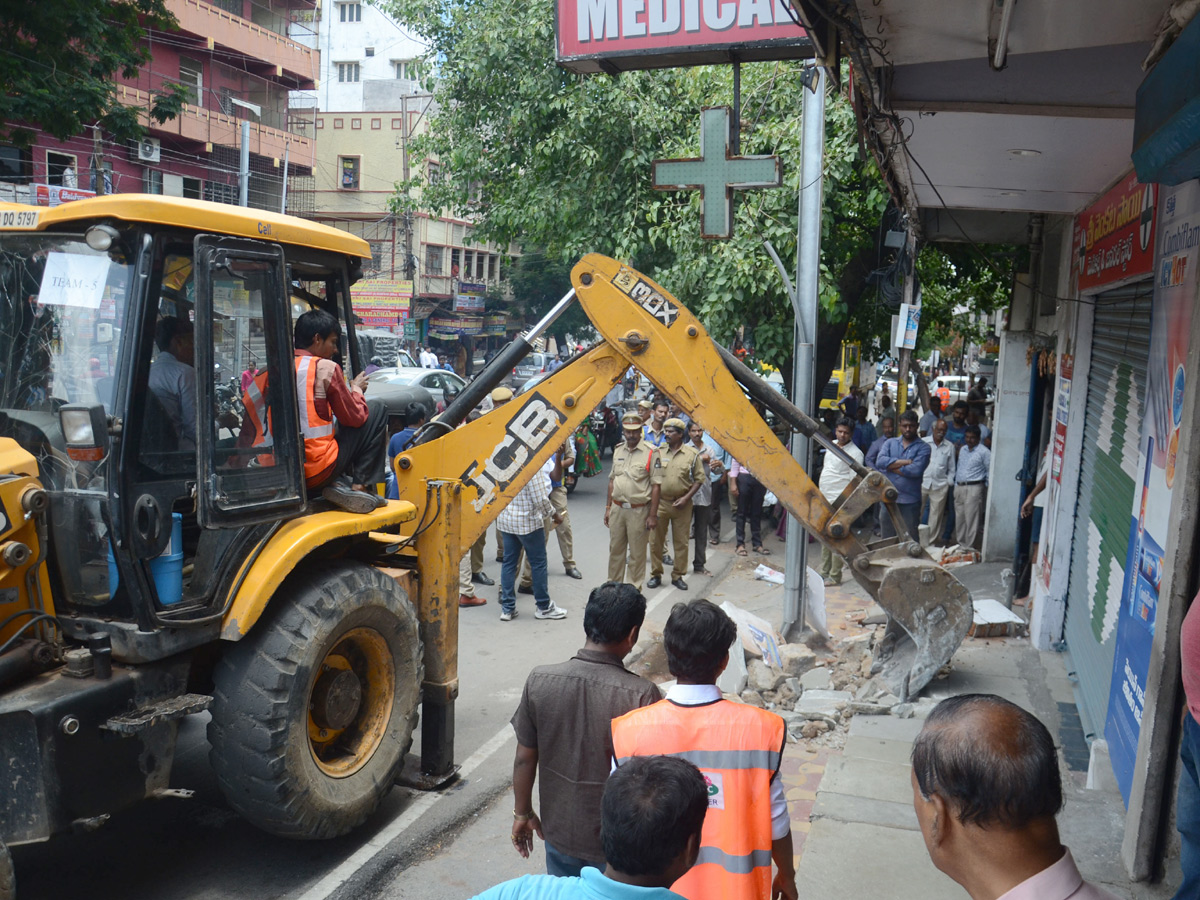 Demolition of Footpath Photo Gallery - Sakshi24