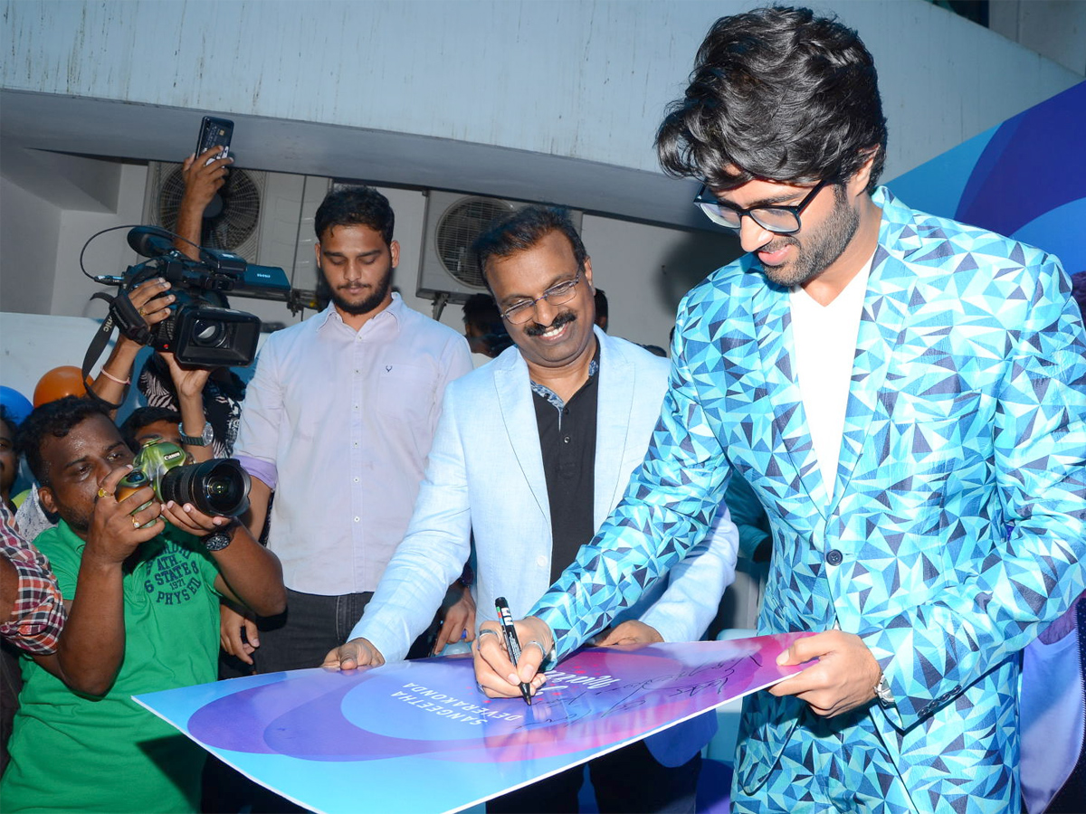 vijay devarakonda as brand ambassador sangeetha mobiles Photo Gallery - Sakshi9