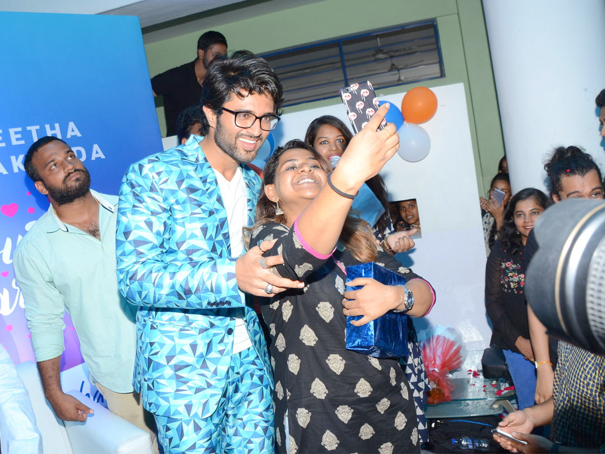 vijay devarakonda as brand ambassador sangeetha mobiles Photo Gallery - Sakshi11