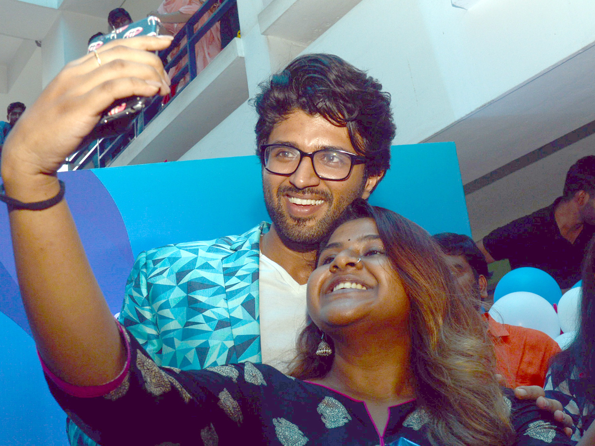 vijay devarakonda as brand ambassador sangeetha mobiles Photo Gallery - Sakshi3